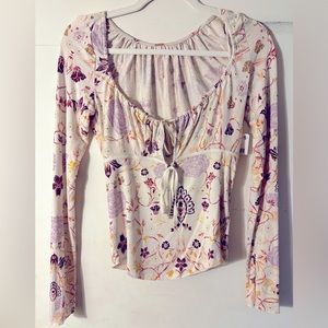 Free people long sleeve , cute paisley print. Super soft and has square neckline